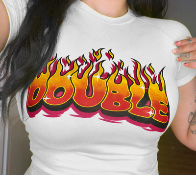 Playera con Estampado de Letras en Llamas - Image 6
