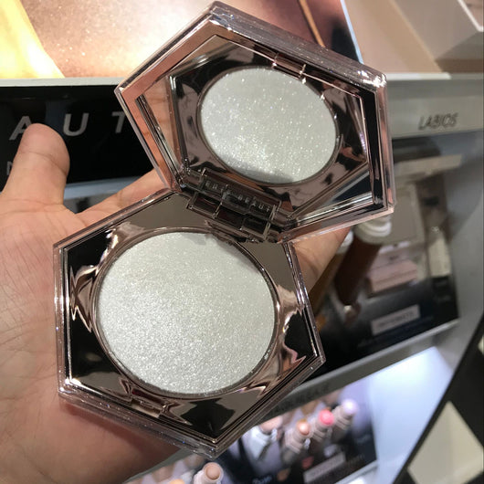 Polvo Iluminador Diamond Bomb de Fenty Beauty - Image 4