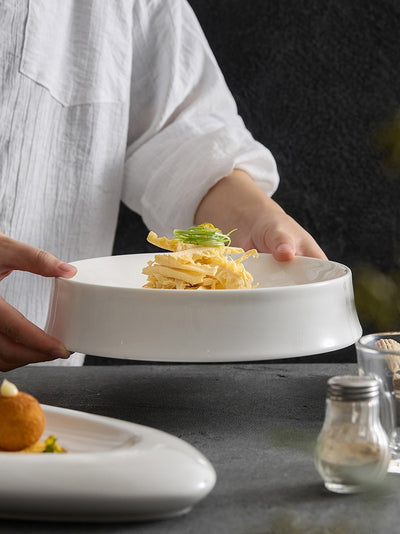 Plato de Cerámica Blanca con Diseño Irregular - Image 4