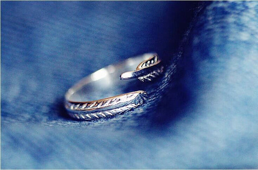 Anillo de Plumas Elegante y Minimalista - Image 3