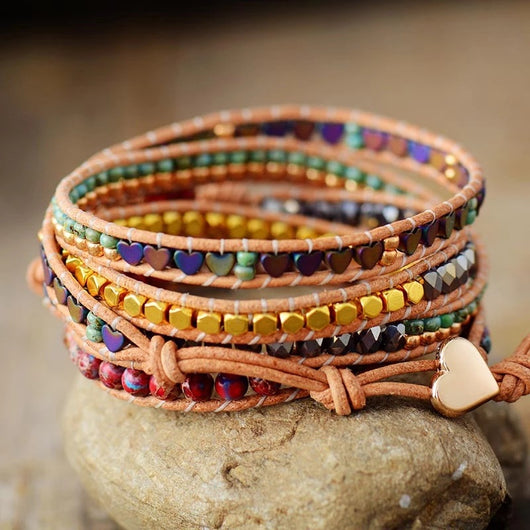 Pulsera Étnica Multicapa de Piedras Naturales con Trenzado y Detalles de Amor - Image 3