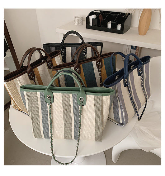 Bolsa de Cadena Portátil con Textura Rayada y Detalles en Contraste - Image 19