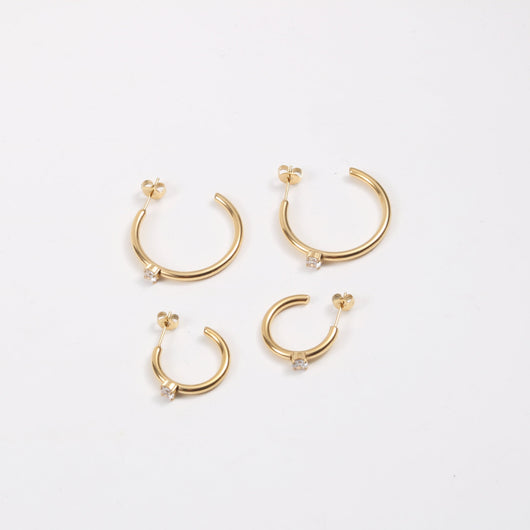 Aretes C con Circón en Acero Titanio Chapado en Oro 18K - Image 8