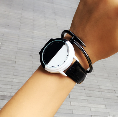 Reloj Inteligente de Pareja con Pantalla LED y Cuero - Negro y Blanco - Image 2