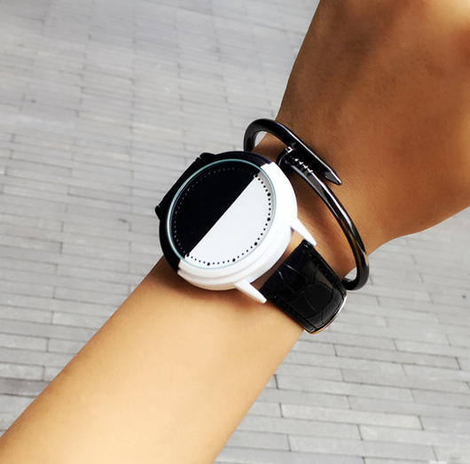 Reloj Inteligente de Pareja con Pantalla LED y Cuero - Negro y Blanco - Image 2
