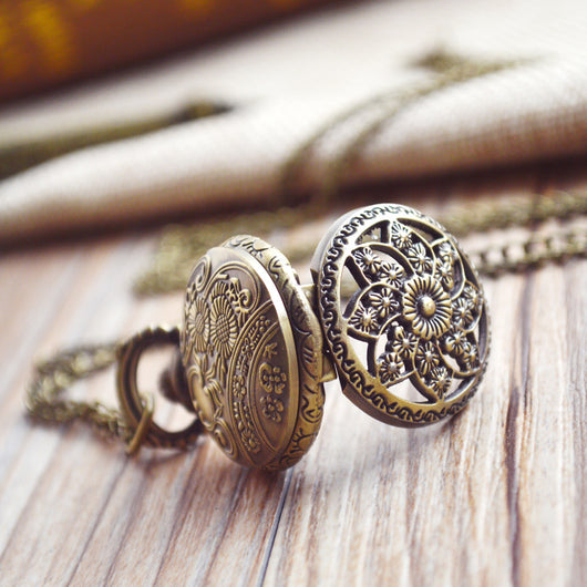 Reloj de Bolsillo Calado con Pétalos Boshiya - Pequeño con Cadena - Image 6