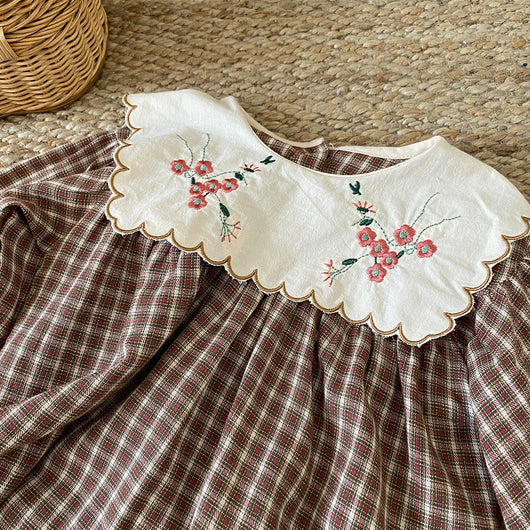 Vestido Infantil Estilo Occidental con Cuello Ancho y Flores Bordadas - Image 14