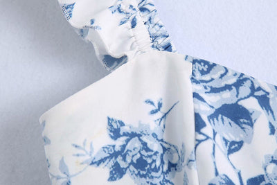 Blusa Corta con Estampado Porcelana Azul y Blanco y Mangas Fruncidas - Image 6