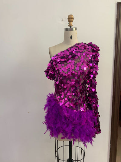 Vestido de Fiesta Corto con Lentejuelas Púrpura y Hombro Descubierto - Image 4