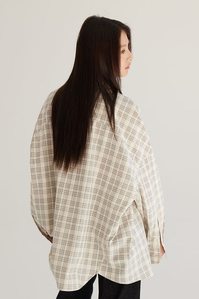 Camisa Cuadriculada Beige Oversized con Protección Solar para Mujer - Image 12