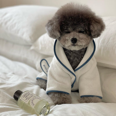 Bata de Baño para Mascotas con Diseño Hotel Chic - Pijama Fotográfico - Image 16
