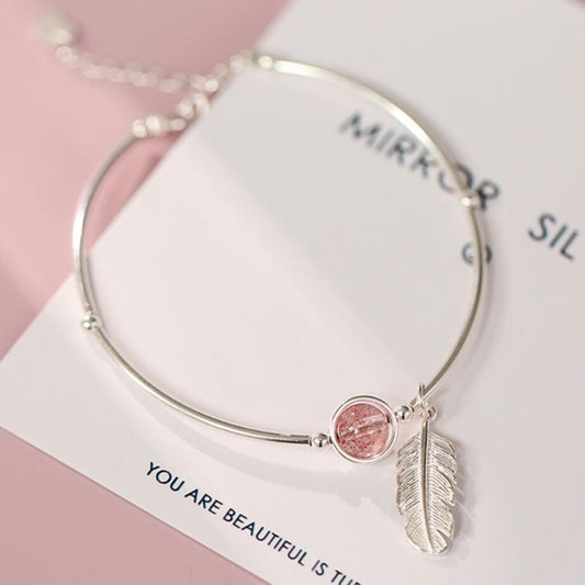 Pulsera Colgante de Pluma y Fresa