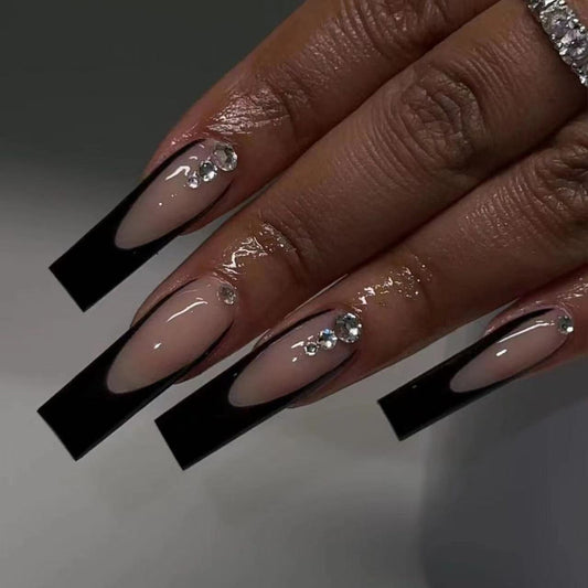 Manicura Francesa Negra con Borde Definido - Acabado Profesional de Larga Duración