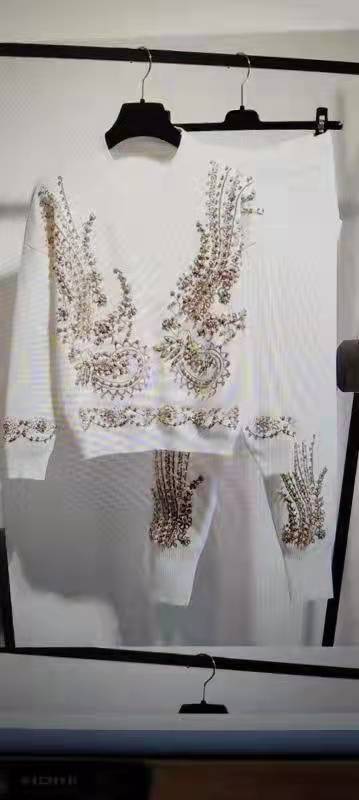 Conjunto Dos Piezas Elegante con Lentejuelas y Perlas - Image 3