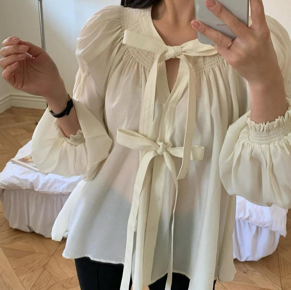 Blusa Vintage de Corte Clásico con Encaje y Mangas Largas