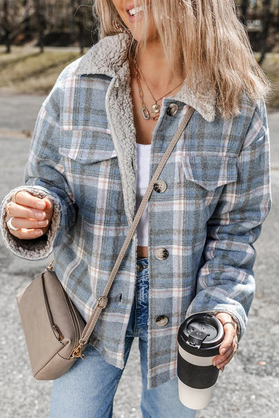 Chaqueta Camisa Patchwork Cuadros con Cuello Sherpa Azul Cielo y Bolsillo - Image 6