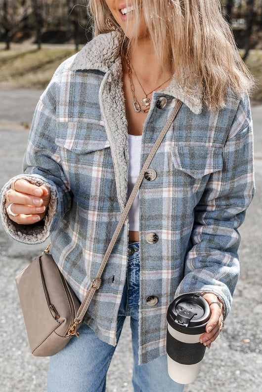 Chaqueta Camisa Patchwork Cuadros con Cuello Sherpa Azul Cielo y Bolsillo - Image 6