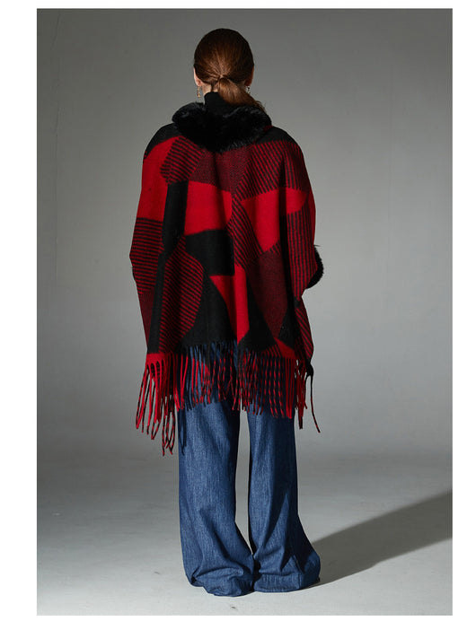 Chal Navideño Rojo con Cuello de Peluche, Diseño Jacquard y Borlas Geométricas - Image 9