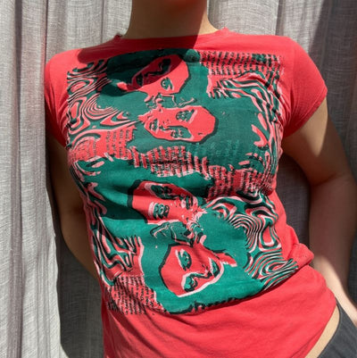 Camiseta Estampada Multicolor para Mujer con Diseño Frontal - Image 3