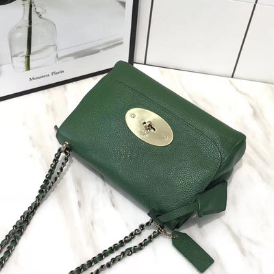 Bolso Bandolera de Cuero con Cadena - Diseño Versátil de Color Sólido - Image 5