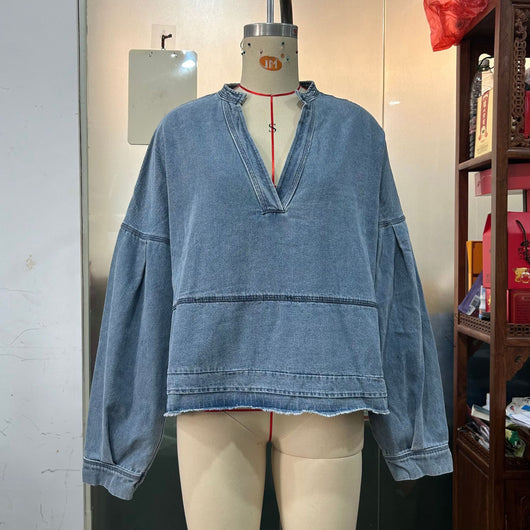 Blusa Denim Holgada de Cuello V y Manga Larga Versátil - Image 9
