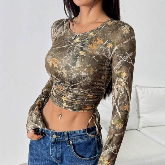 Playera Ajustada con Estampado de Rama y Cordones Laterales