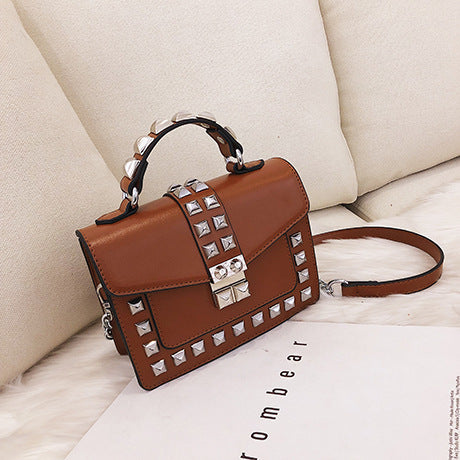 Bolso de Hombro con Cadena y Tachuelas - Image 34