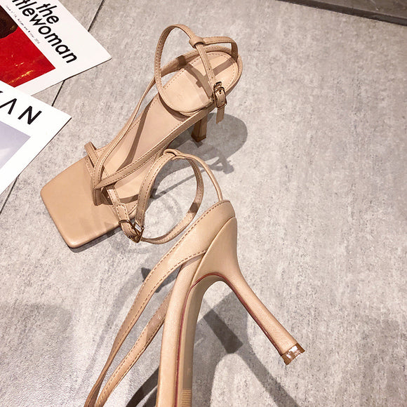 Tacones Altos Cuadrados con Cordones en Nude