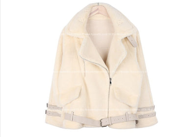 Abrigo de Cuero para Mujer con Detalles de Piel y Hebillas - Image 6