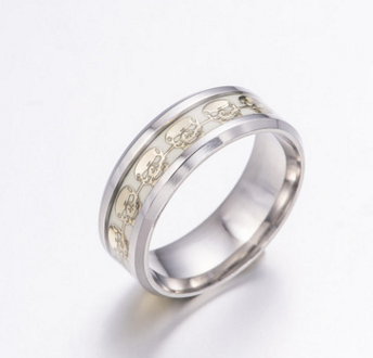 Anillo de Calavera Luminosa en Titanio - Joya Punk Clásica y Audaz - Image 7