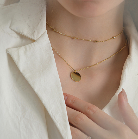 Collar Multicapa de Acero Titanio con Moneda y Perlas para Mujer - Image 2