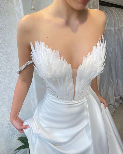 Vestido de Gala con Plumas y Cola Barrida - Image 3