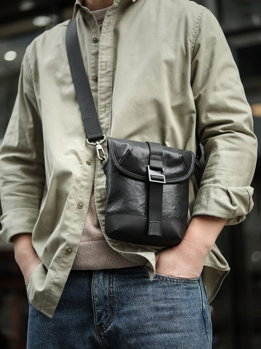 Bolso Bandolera de Cuero para Hombre con Diseño Asimétrico - Image 10