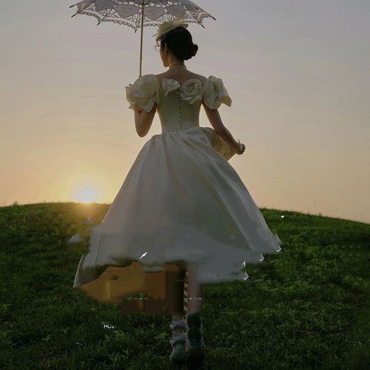 Vestido de Novia Retro Minimalista en Satén con Flores Fotográficas - Image 2