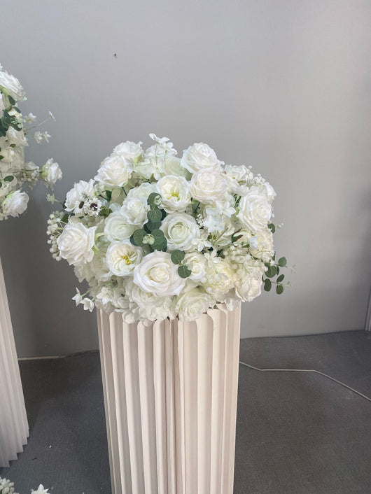Bola Floral de Hortensias y Rosas para Decoración de Mesas de Boda - Image 11
