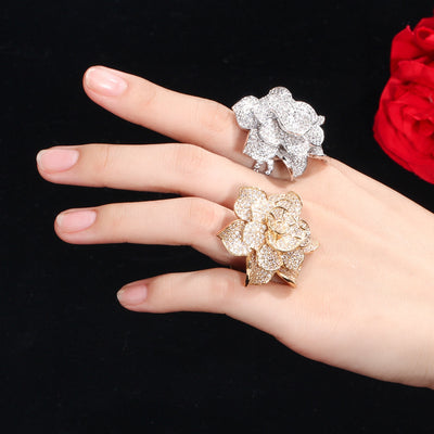 Anillo de Flor con Micro Circonitas de Lujo - Image 3