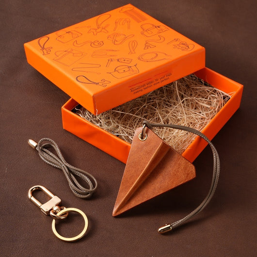 Adorno para Auto de Cuero Genuino - Avión de Papel Artesanal Personalizado - Image 15