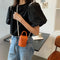 Bolsa Mensajera con Cadena de Perlas Beige