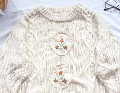 Suéter Holgado Artesanal Vintage Japonés con Flores Delicadas - Image 12