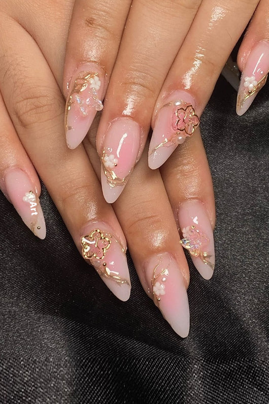 Uñas Postizas con Degradado Floral y Acabado Dorado - Image 12
