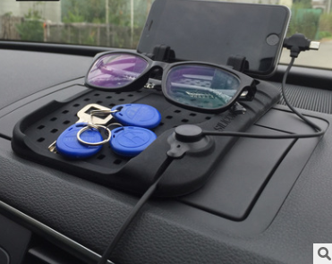 Soporte Magnético Multifuncional para Auto con Cargador USB y Tapete de Silicona