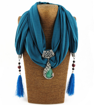 Chal Decorativo con Borlas y Diseño Pavo Real - Image 3