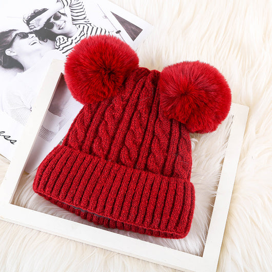 Gorro Cálido para Mujer con Doble Pelota de Piel y Personalización - Image 4