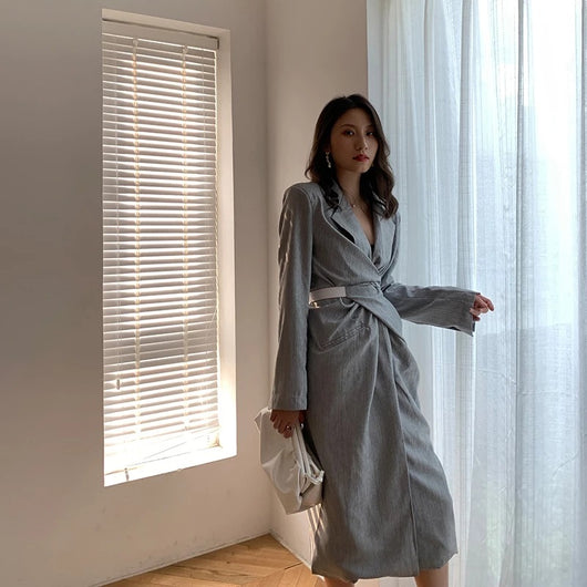 Vestido Gris Coreano Cuello V Cintura Marcada Largo Medio - Image 11
