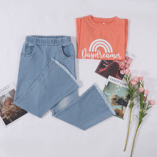 Playera Arcoíris con Cuello Redondo y Jeans Desgastados - Image 3