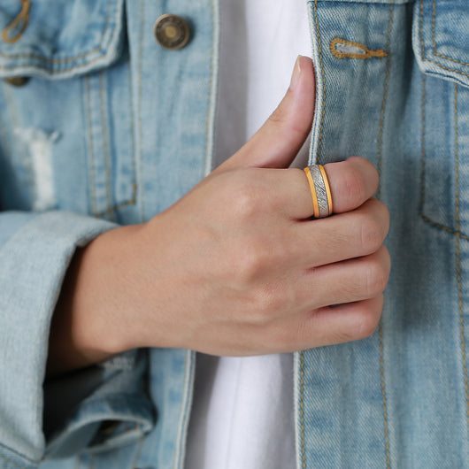 Anillo de Acero Tungsteno Grabado Bicolor Dorado para Hombre 8mm - Image 2