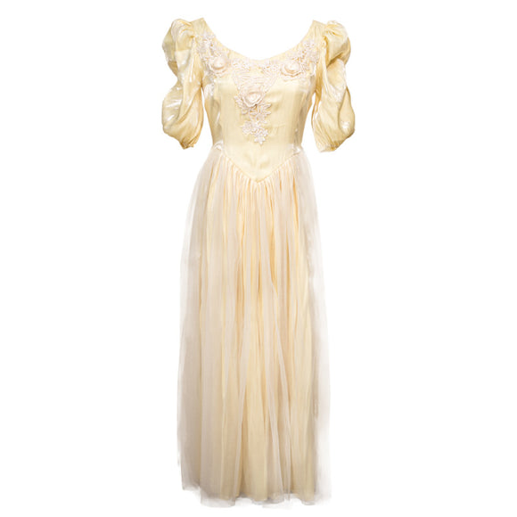 Vestido de Satén Elegante con Falda Princesa y Detalles de Malla