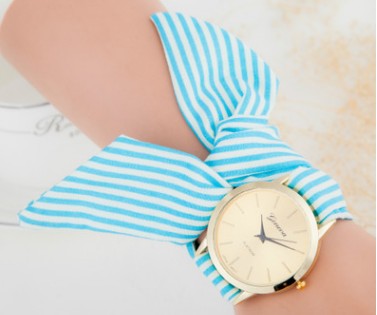 Reloj de Oro con Diseño de Rayas Impresas
