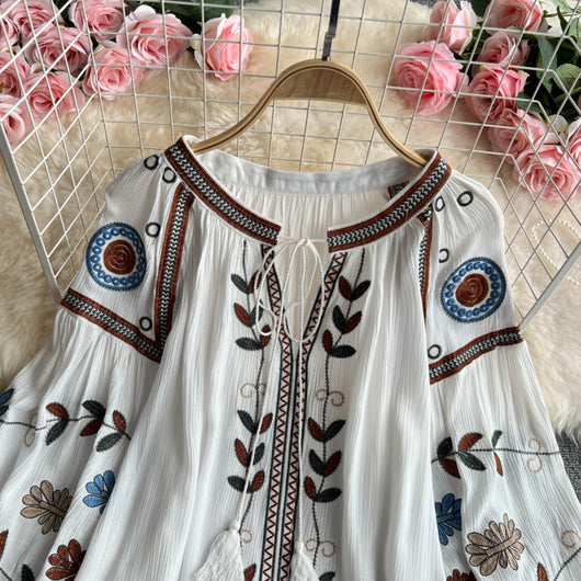 Blusa Elegante con Bordados y Mangas Farol con Cordones - Image 9