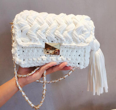 Bolso Bandolera Tejido a Mano con Tiras de Lana - Diseño Asimétrico